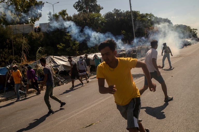 Grèce: heurts entre police et migrants dans le camp de Moria, sur l’île de Lesbos