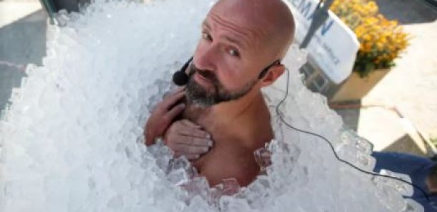 Il bat le record du monde de la plus longue immersion dans la glace