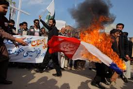 Manifestation contre Charlie Hebdo au Pakistan, le drapeau français piétiné et brûlé