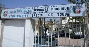 TOUBA – Un véhicule de la police transportant des prisonniers fait un accident et cause la mort de l’un d’entre eux.