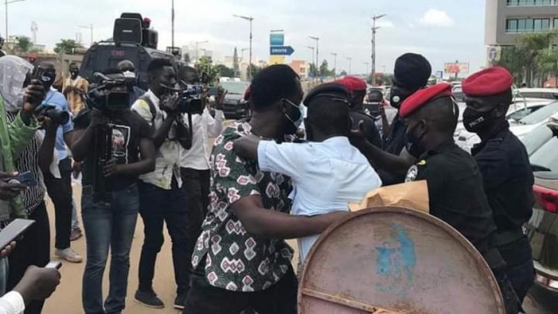 «Talaatay Orange» : Des membres de Y en a marre arrêtés devant le siège de la Sonatel