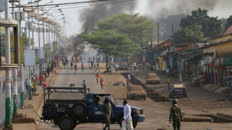 Présidentielle en Guinée: heurts à Conakry avant la fin du décompte officiel des voix