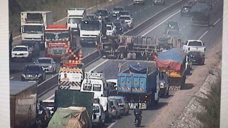 ( 03 Photos ) Un camion se renverse sur Autoroute de l’Avenir à hauteur de Rufisque: la circulation au ralenti