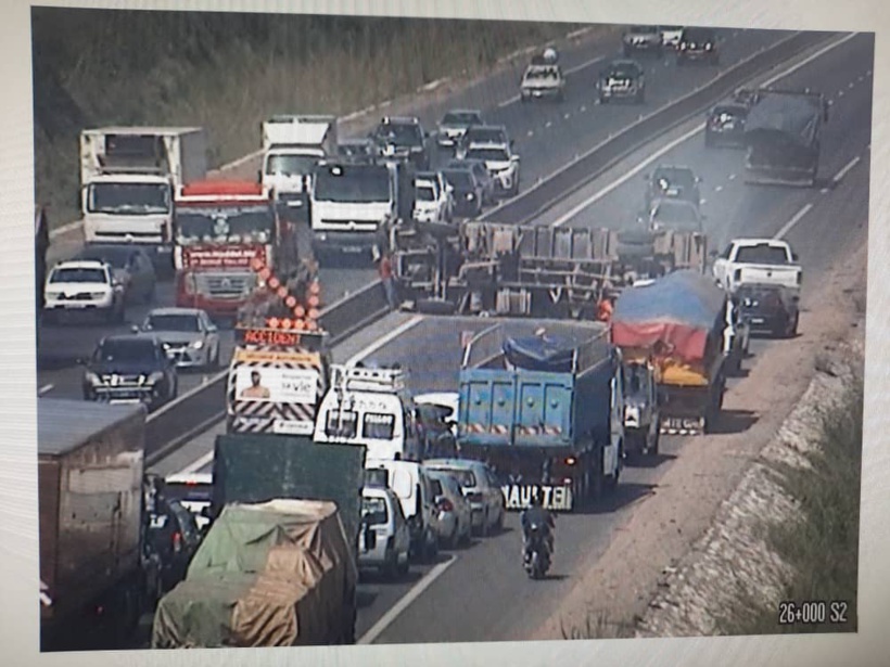 ( 03 Photos ) Un camion se renverse sur Autoroute de l’Avenir à hauteur de Rufisque: la circulation au ralenti