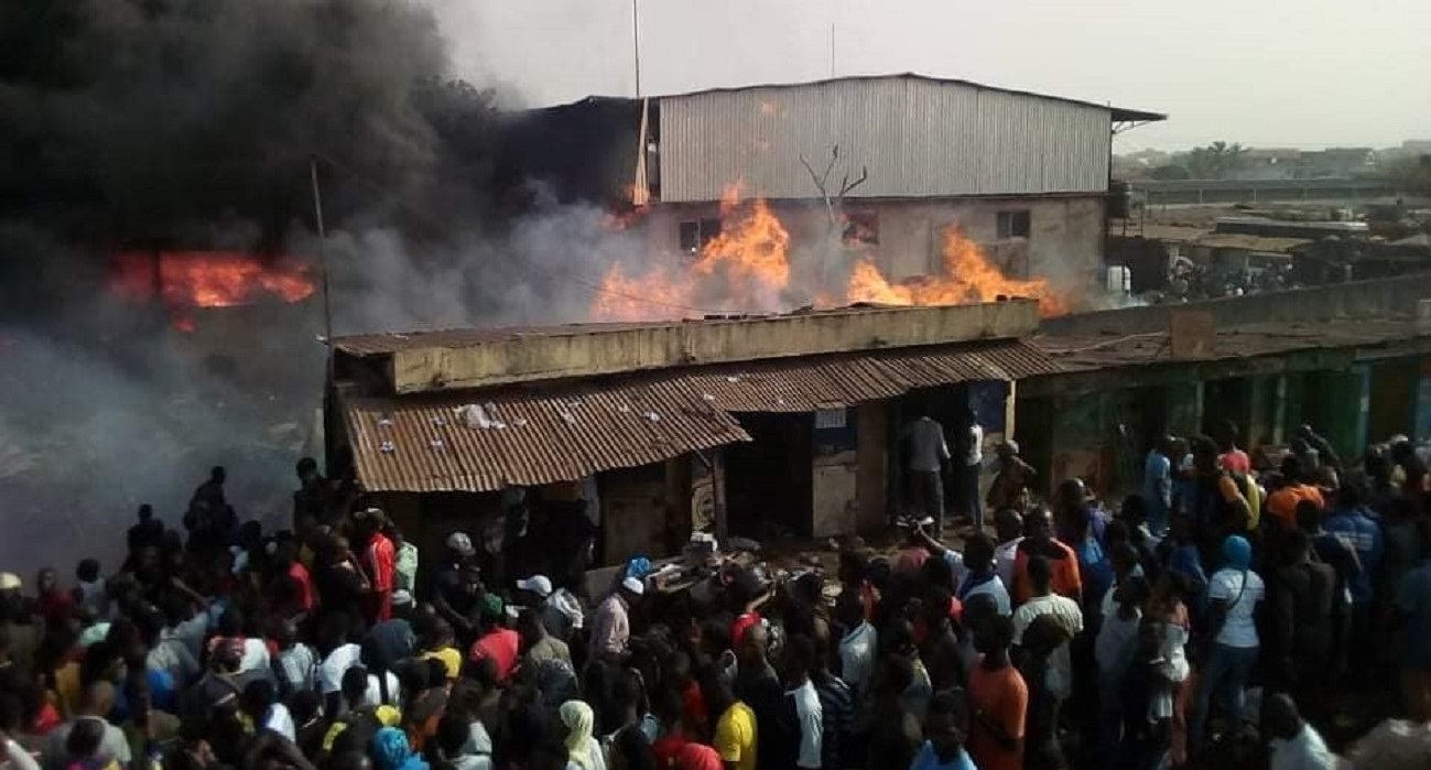 Guinée : 5 morts et un train incendié à Conakry