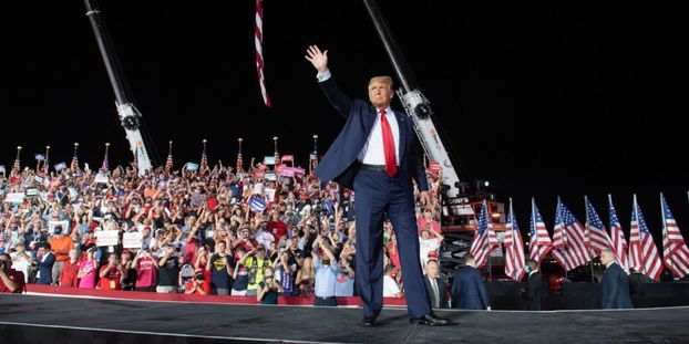 Présidentielle américaine: testé négatif, Trump tient son premier meeting en Floride