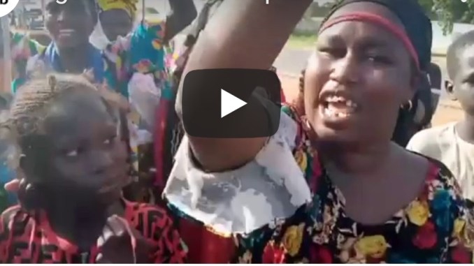 Ngabou: Marche improvisée des femmes du village pour réclamer l’arrivée de Sokhna Aida Diallo