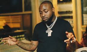 Davido moqué par les internautes pour son ”gros ventre”, le chanteur répond