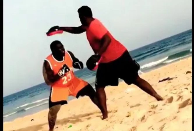 Vidéo – 🚩 Pleine séance de Boxe de SA Thiès à la plage