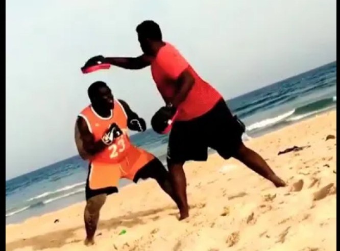 Vidéo – 🚩 Pleine séance de Boxe de SA Thiès à la plage