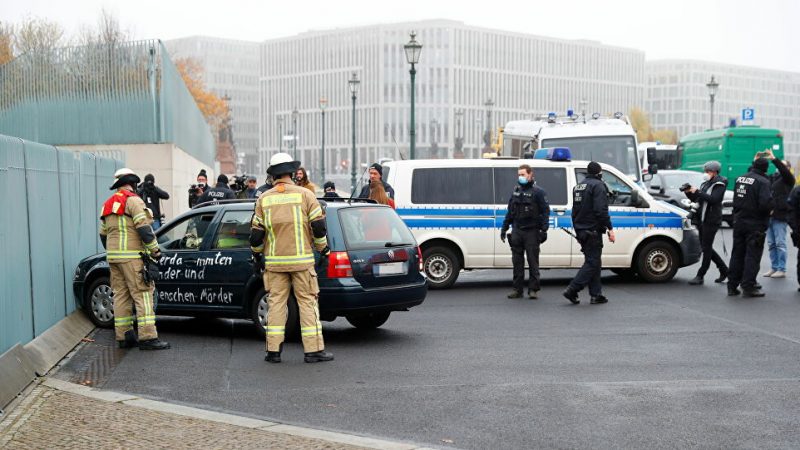 Une voiture percute la grille d’entrée de la chancellerie allemande à Berlin