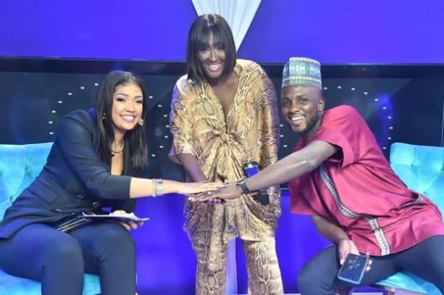 (06) Photos : Les coulisses du prochain numéro de l’émission “Kakatar” avec Ya Awa et sa team