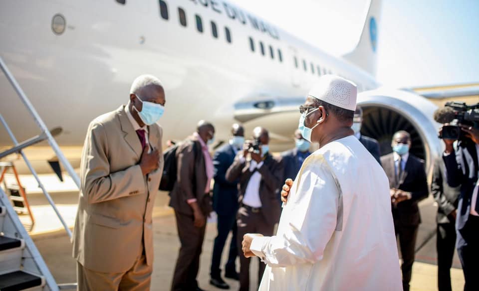 Visite officielle : Arrivée de Bah Ndaw, président de la transition malienne, à Dakar (photos)