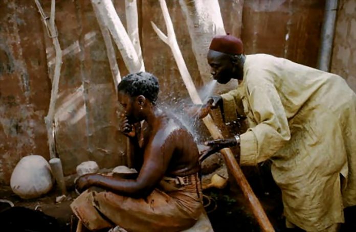 HORREUR A GUEDIAWAYE -Une patiente décède subitement au cours d’un bain mystique chez son guérisseur