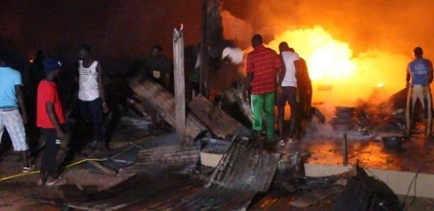 Mbour : Un incendie ravageur consume deux magasins de matelas près du stade