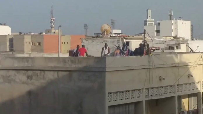 (Vidéo) Un voleur grièvement amoché par plusieurs individus sur une terrasse