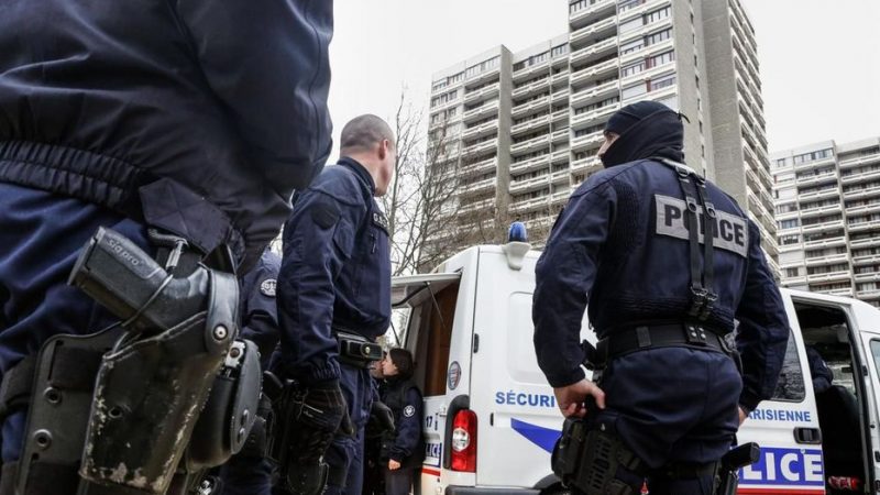 Évacuation de migrants à Paris : deux enquêtes visent des policiers pour « violences »