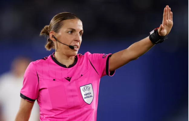 Découvrez la première femme désignée arbitre centrale en Ligue des champions