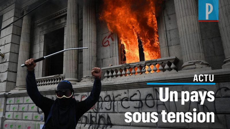 Des manifestants mettent le feu au Parlement du Guatemala