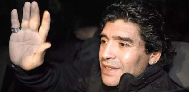 La planète football salue la légende Maradona