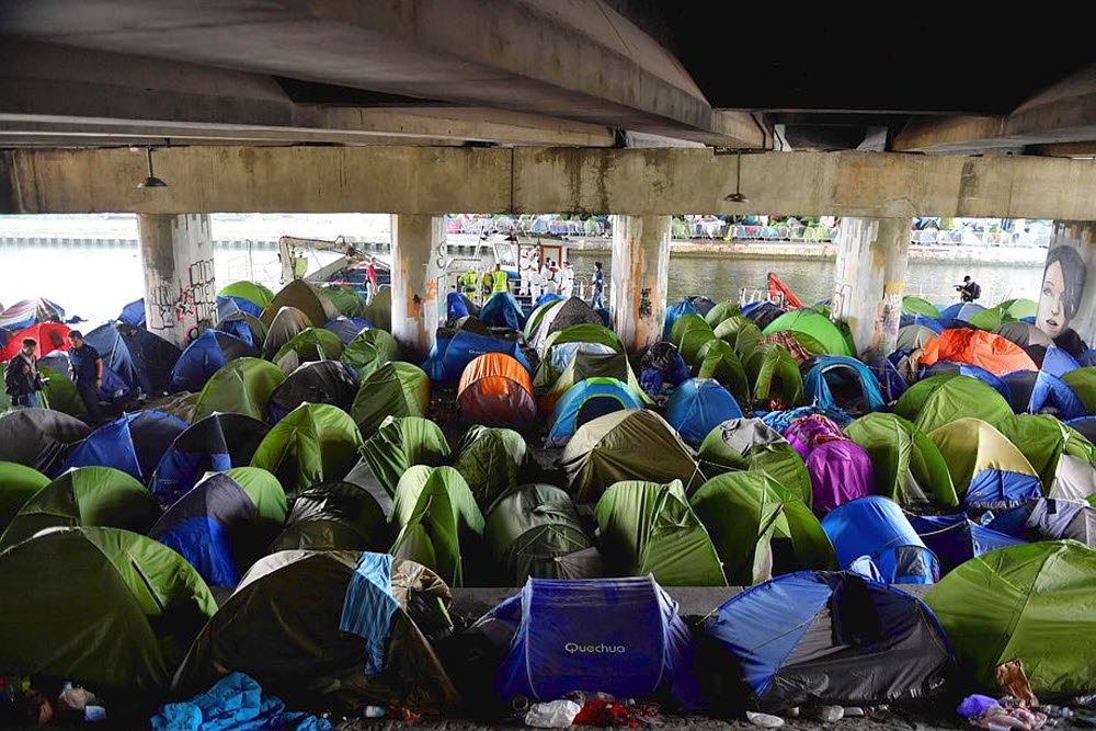 France : Un campement de plus de 2 000 migrants démantelé à Paris !