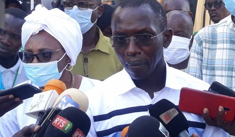 Kaolack : Le DG du COUD offre deux bus et une ambulance aux étudiants de l’université El Hadj Ibrahim Niass