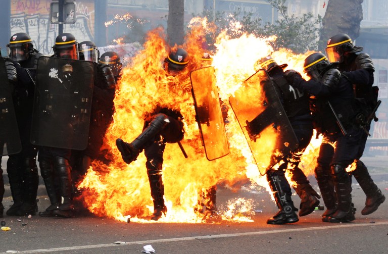 Manif sécurité globale : Cette photo virale montre-t-elle un « policier en feu » ?