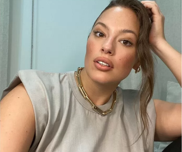 Fière de son corps, Ashley Graham affiche ses courbes et ses vergetures sur Instagram