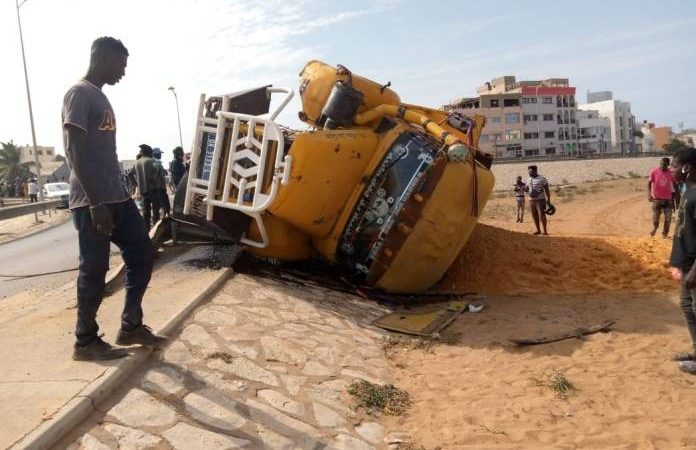 (10 Photos) : Echangeur Foire : Un camion dérape, percute un motocycliste et se renverse