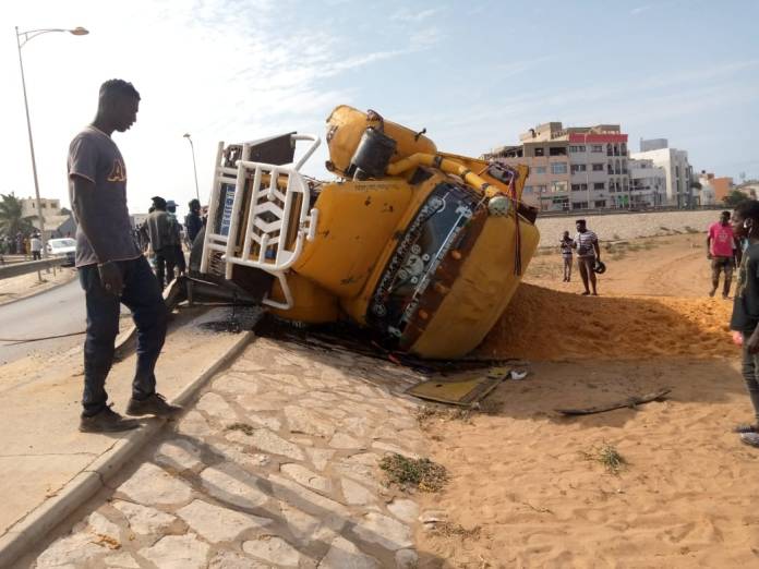 (10 Photos) : Echangeur Foire : Un camion dérape, percute un motocycliste et se renverse