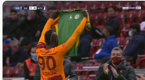 (Video): Mbaye Diagne inscrit un but supersonique à la « Didier Drogba » et rend hommage à Pape Bouba Diop