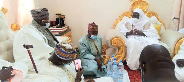 Touba : Le Khalife de Léona Niassène rend visite à Serigne Mountakha (Photos)