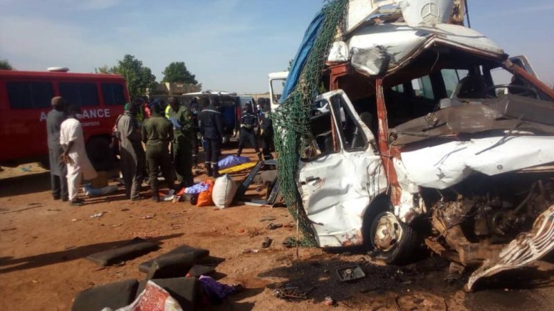 (Photos)-Terrible accident à hauteur de Ngathie Naoude: 8 morts et plusieurs blessés graves!