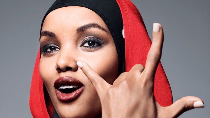 Halima Aden tourne le dos à la mode, en voici les raisons