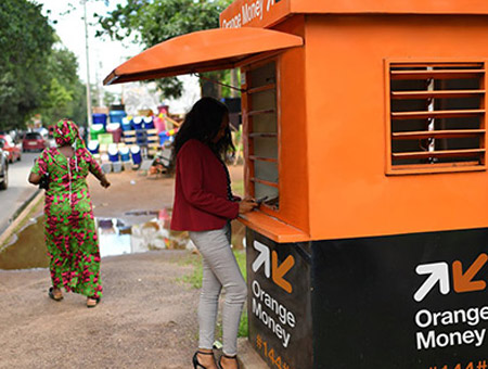 Vol à l’arrachée à Ouest-Foire : Le gérant d’un point OrangeMoney délesté de 6 millions FCFA par des scootéristes.