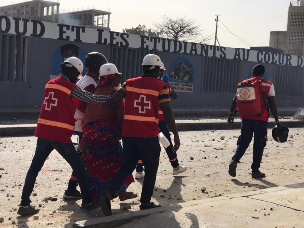 La croix-rouge a dénombré 590 blessés et 6 décès, « dont un sans-abri »