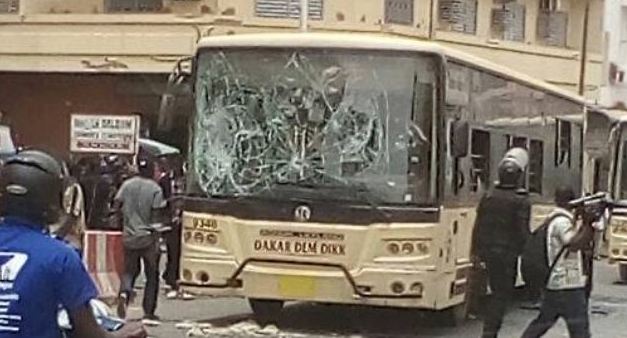 Manifestations : Près de 15 bus saccagés, des receveurs de Dakar Dem Dikk dépouillés de leurs recettes