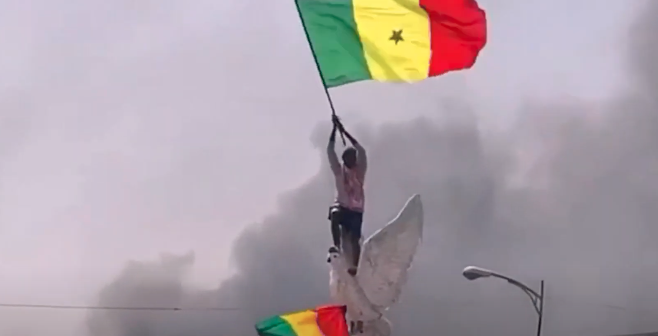 Ziguinchor : À la découverte d’Assane Diédhiou, jeune homme avec le drapeau sur la colombe du rond point Jean Paul II