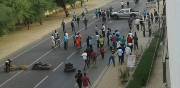 Nuit de tensions à l’UGB : Les étudiants passent à l’acte et bloquent la route nationale