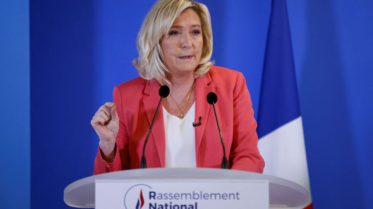 Marine Le Pen propose un contre-projet de référendum