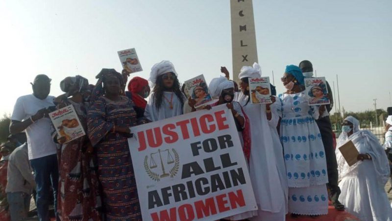 La célèbre animatrice Aida Patra en compagnie d’autres femmes leaders ont tenu un sit-in ce mercredi.