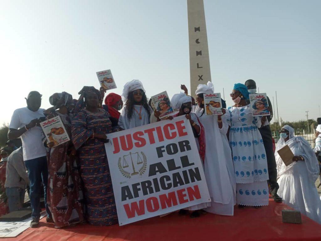 La célèbre animatrice Aida Patra en compagnie d’autres femmes leaders ont tenu un sit-in ce mercredi.