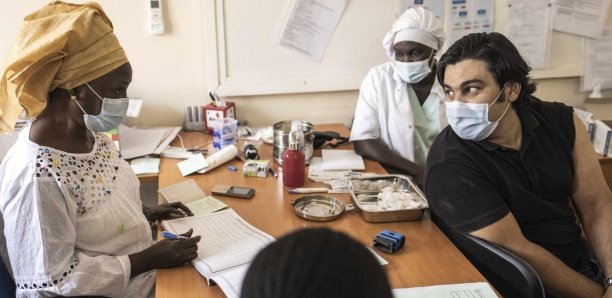 Covid-19 : au Sénégal, les réticences face au vaccin font le bonheur des plus pressés