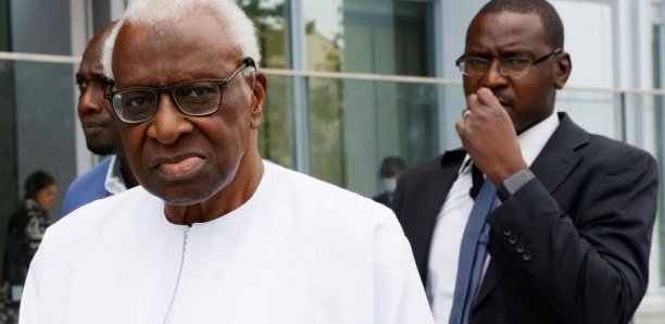 Retour au Sénégal : Lamine Diack bloqué par des « formalités », sa défense confiante