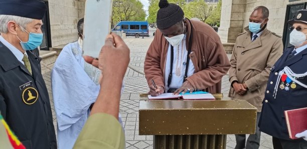 8 Mai – Paris : Hommage au tirailleur Serigne Falilou Fall devant l’arc de triomphe