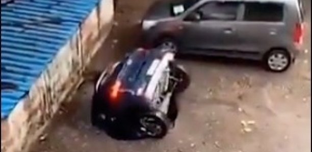 À Bombay, une voiture « avalée » par un parking fait le buzz