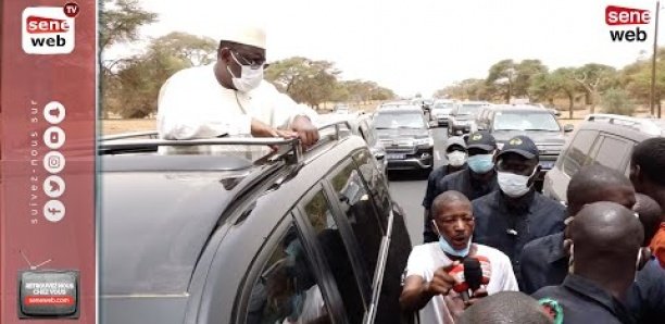 Guédé : Macky arrête son convoi et écoute les doléances des jeunes en brassards rouges