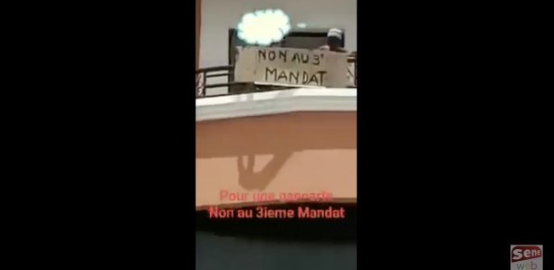 Vidéo Saint-Louis : 2 jeunes arrêtés pour une pancarte mentionnant « NON AU 3E MANDAT »