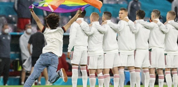 Euro-2021 : un activiste brandit le drapeau arc-en-ciel pendant l’hymne hongrois