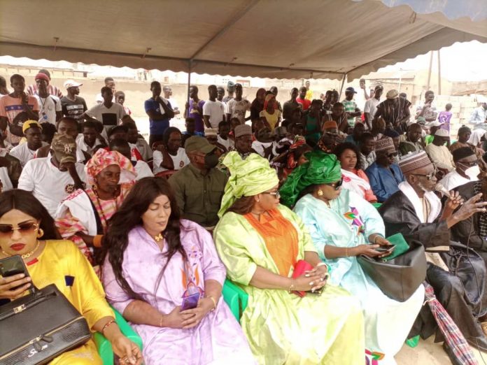 Soutien et hommage à Adji Sarr dans les Îles du Saloum : Françoise Hélène accueillie en grande pompe (vidéo)